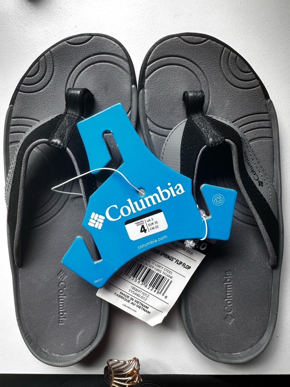 Columbia Youth Oliver Springs Flip Flops in Black and Gray
